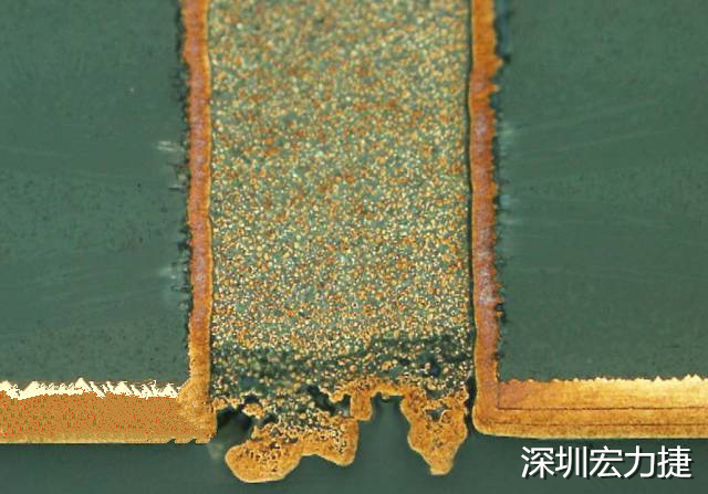 PCB設(shè)計(jì)之導(dǎo)電孔塞孔工藝 導(dǎo)電孔Via hole又名導(dǎo)通孔，為了達(dá)到客戶要求，導(dǎo)通孔必須塞孔，經(jīng)過大量的實(shí)踐，改變傳統(tǒng)的鋁片塞孔工藝，用白網(wǎng)完成板面阻焊與塞孔。生產(chǎn)穩(wěn)定，質(zhì)量可靠。