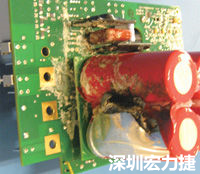 元件選擇不當(dāng)導(dǎo)致大量電流或電壓流經(jīng)電路，將會(huì)發(fā)生像這個(gè)燒融電容器的損壞情形。